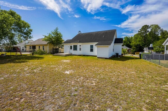 Building Photo - Refined 3-Bedroom Home with New LVP Flooring in Prime West Columbia Location!