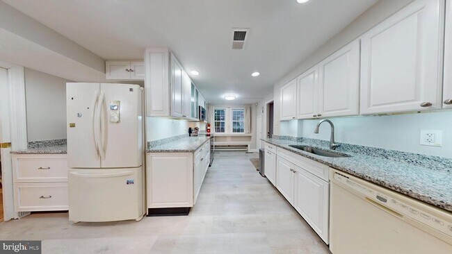 Building Photo - 2116 Linden Ln