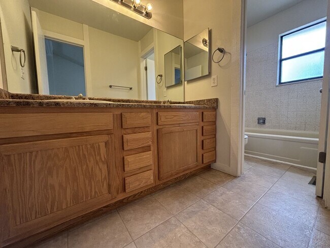 Building Photo - 4 bed/2.5 bath home
