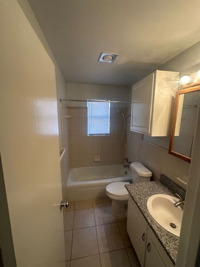 Building Photo - Ground floor Apartment near Camp Bowie on ...