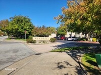 Building Photo - Beautiful two story condo in a well mainta...