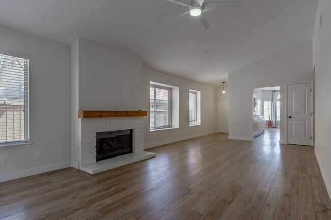 Building Photo - 27263 Family Cir