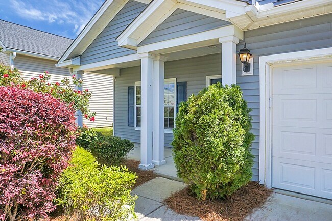 Building Photo - Comfortable Living, 4 BR 2.5 BA Home, Two Car Garage