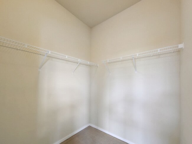 Building Photo - Spacious 3BR/3.5BA Townhome in Desirable E...
