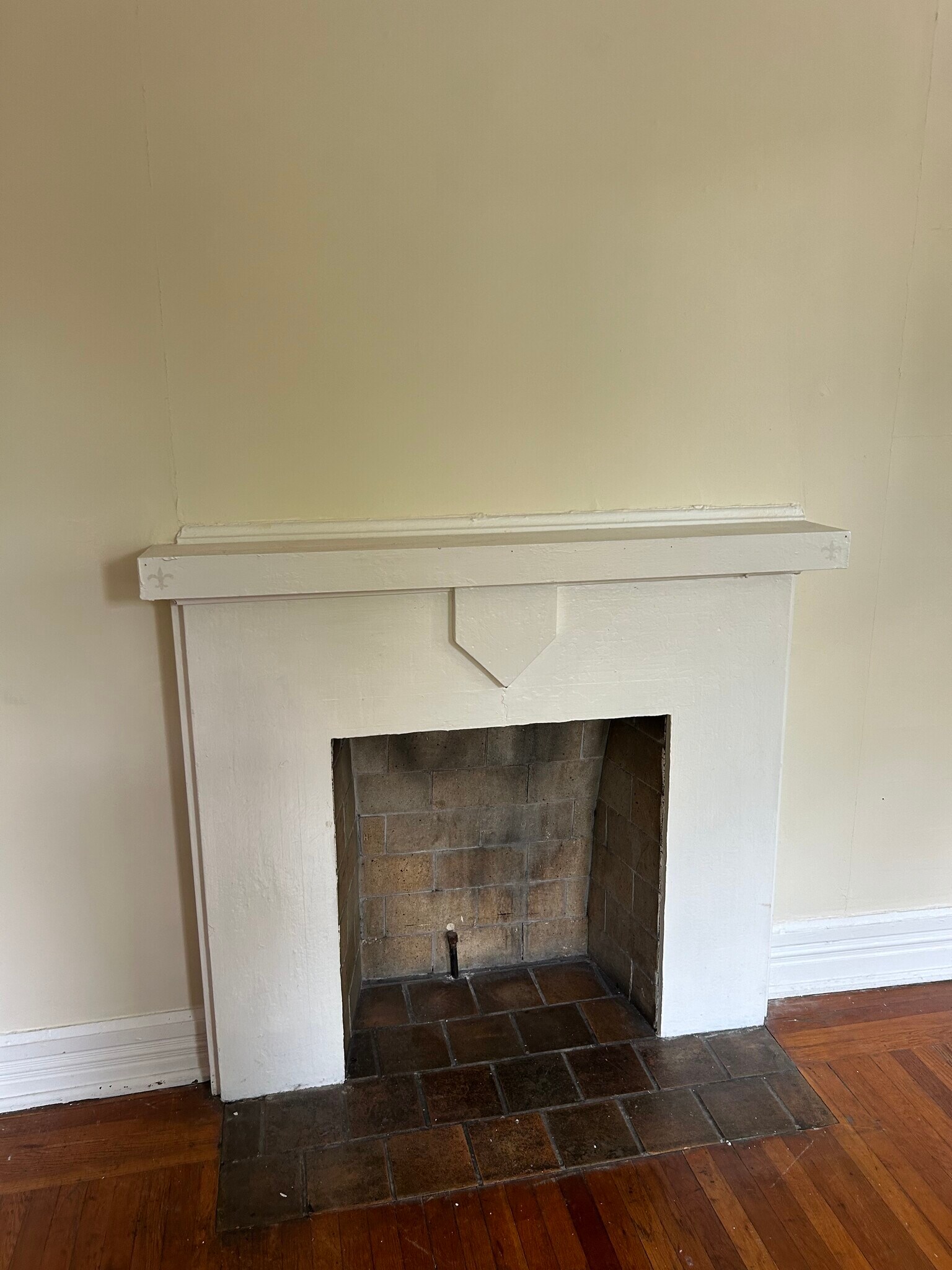 Non functioning fireplace in master bedroom - 257 Yankee Rd