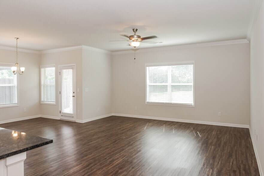 Building Photo - 12877 Tallulah Dr