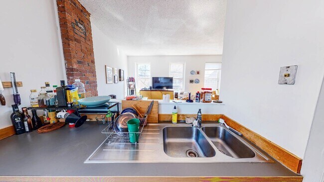 Building Photo - Stunning 1BR in Historic East Rock Building | Exposed Brick | Near Yale SOM