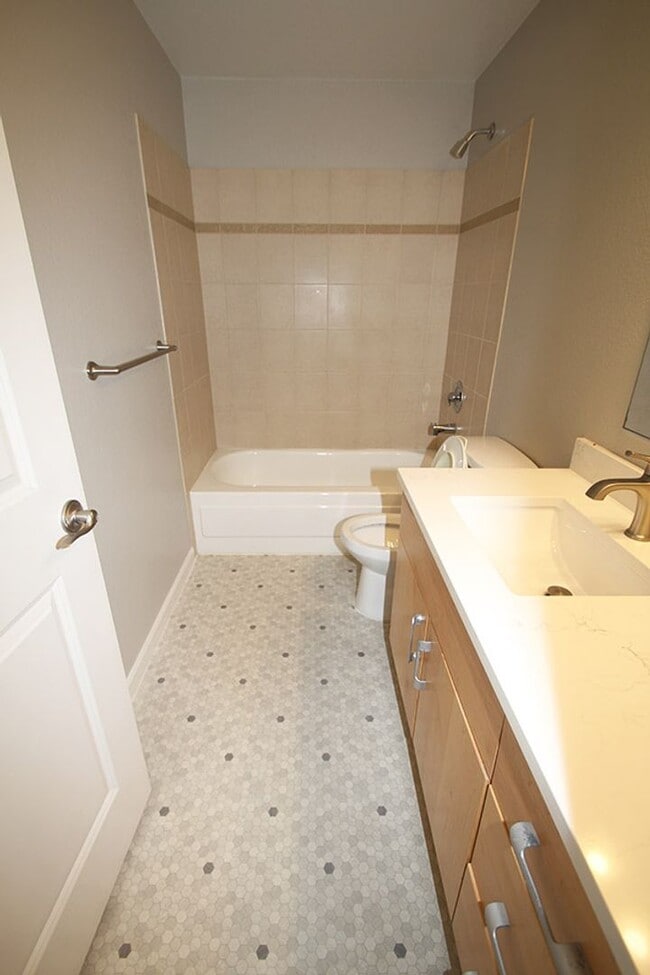 Building Photo - REMODELED KIRKLAND 2 BED CONDO FOR RENT W ...