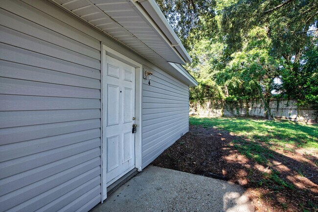 Building Photo - 1555 Green Briar Pkwy