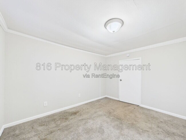 Building Photo - 126 S Village Terrace