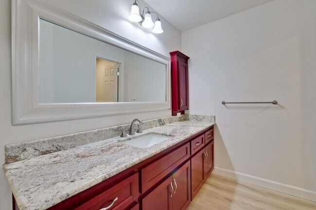Building Photo - Beautiful 2BR 2BA downstairs condo in Moun...