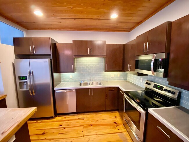 Building Photo - LUXURY TOWNHOME IN SODO 3/2.5 PLUS OFFICE AND BONUS ROOM  - DOWNTOWN ORLANDO