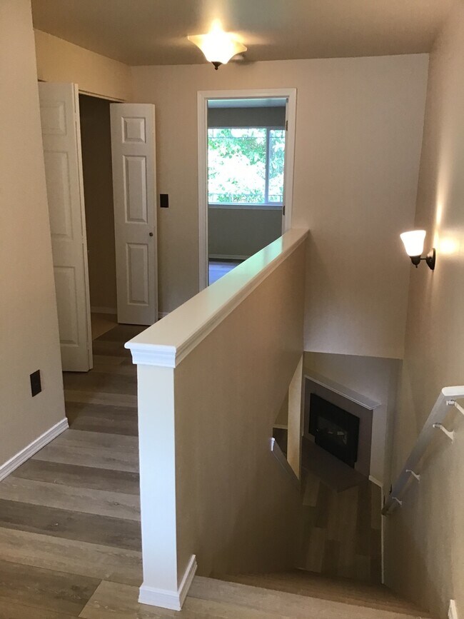 Building Photo - 2 Bed 2.5 Bath Townhouse with Lake access