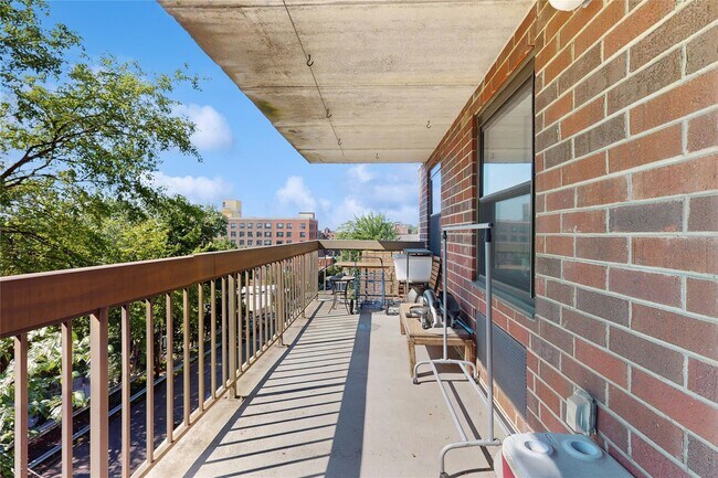 Building Photo - 1376 Midland Ave