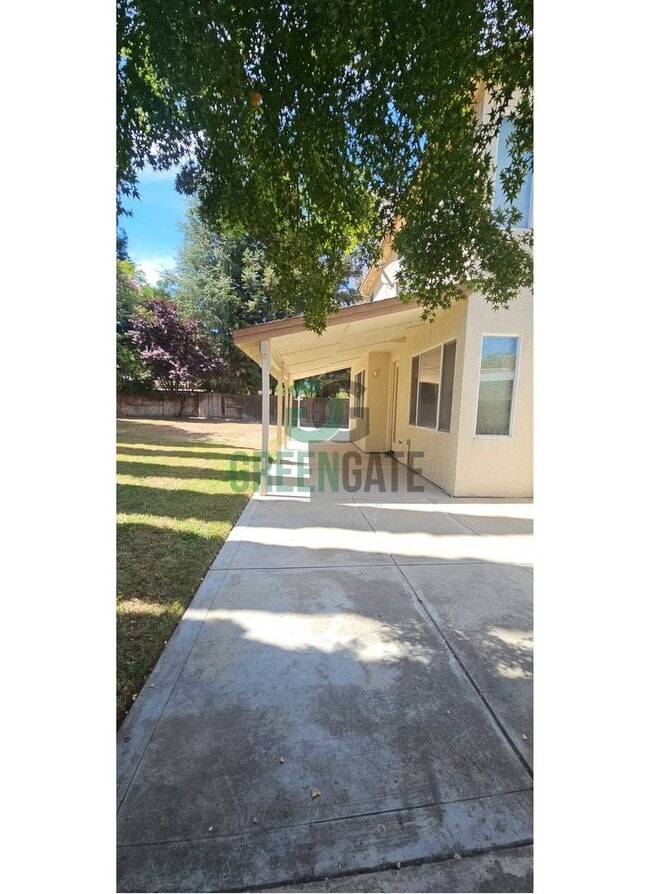 Building Photo - Beautiful 4 Bedroom, 3 Bathroom Home in Tr...
