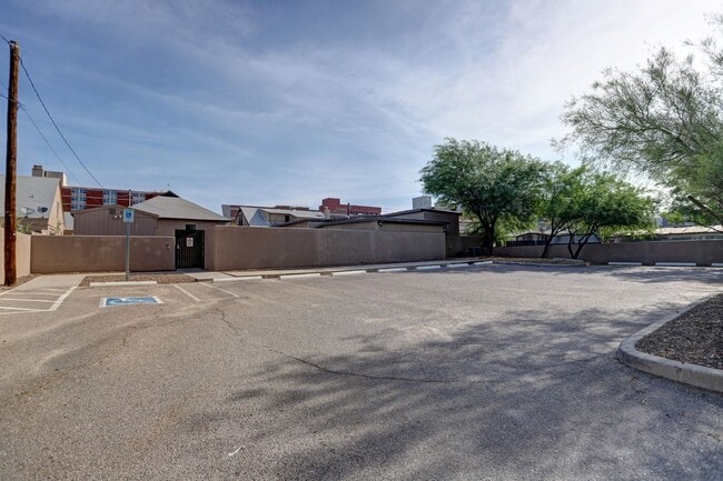 Building Photo - 928 E 6th St