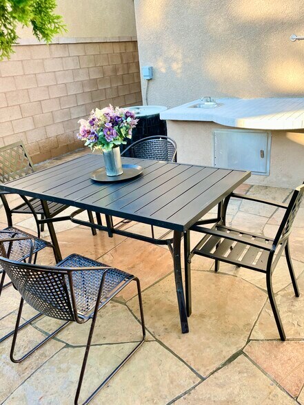 Patio set included - 6 Red Coat Pl