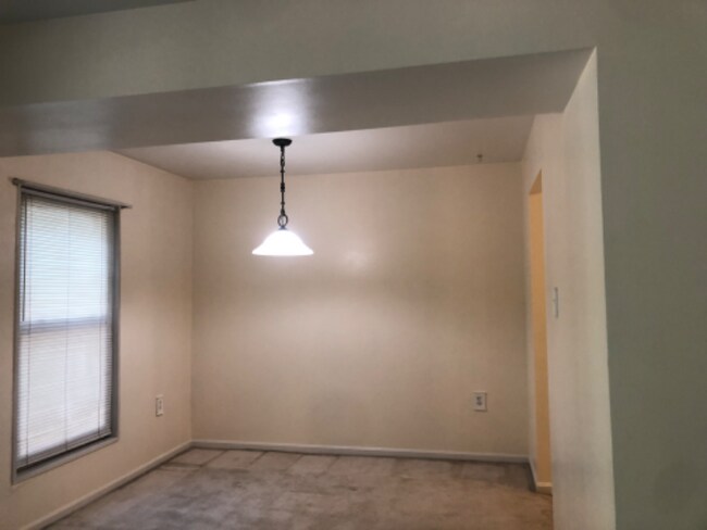 Building Photo - 11 Canterbury Square