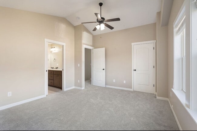 Building Photo - Woodridge - 2617A &amp; B