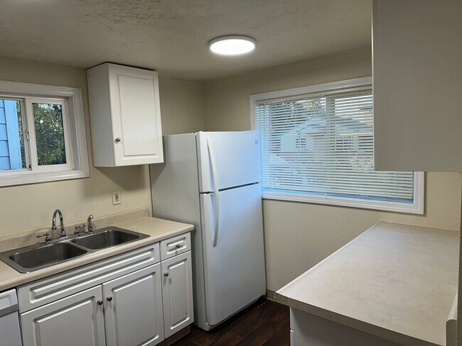 Building Photo - Updated 2 bedroom, 1 bath house in Springfield!