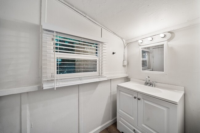 Building Photo - North Park - Detached Bungalow 1 bed / 1 b...