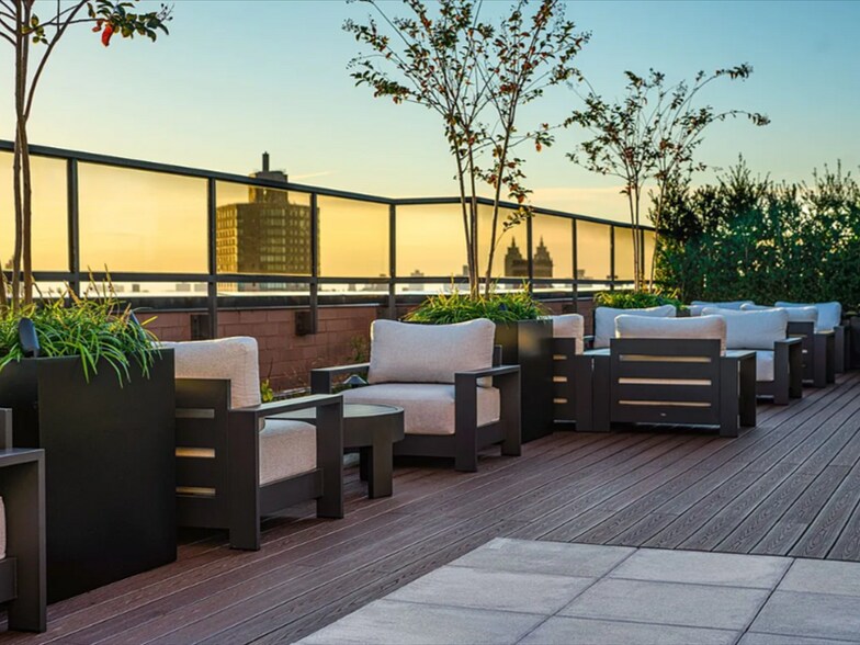 Building Photo - 175 E 96th St