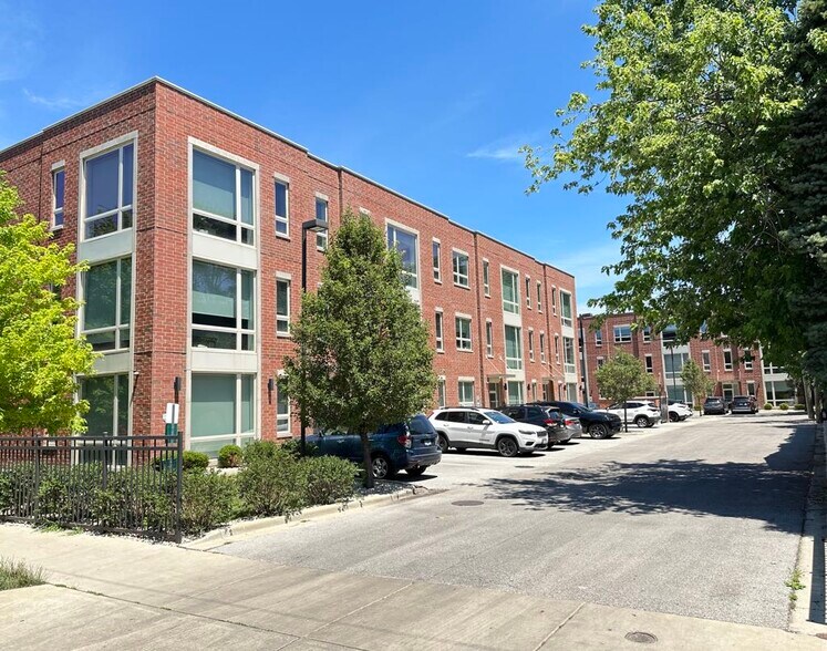 Primary Photo - 4111 N Narragansett Ave