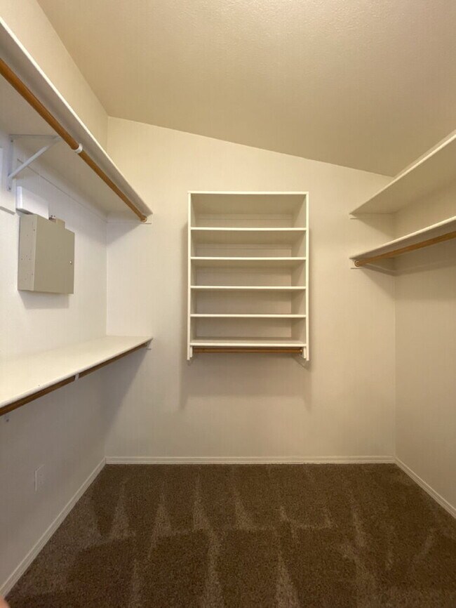 Building Photo - GATED COMMUNITY - 3 Bedroom w/Loft