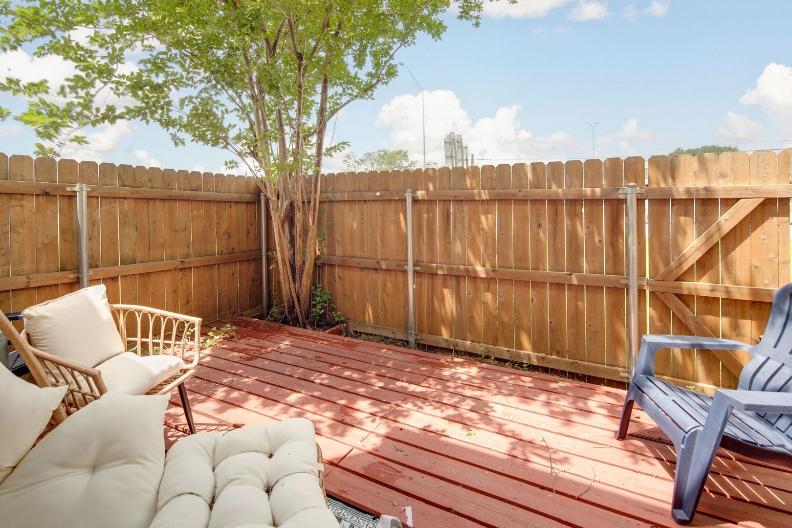 Building Photo - JUNE MOVE IN!  2 Bedroom 1.5 Bathroom Townhome On Bus Route!