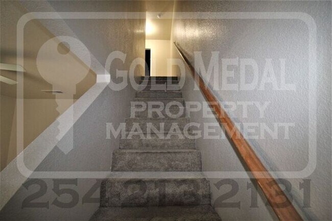 Building Photo - Charming & conveniently located 2-bed 1.5-...