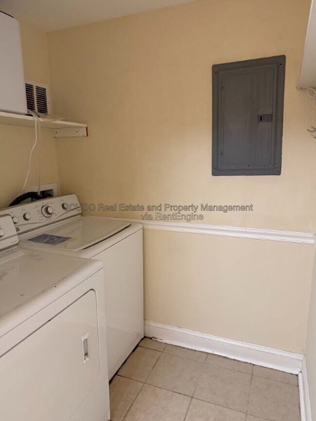 Building Photo - 418 E 63rd Terrace