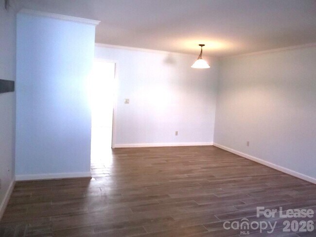 Building Photo - 2141 Selwyn Ave