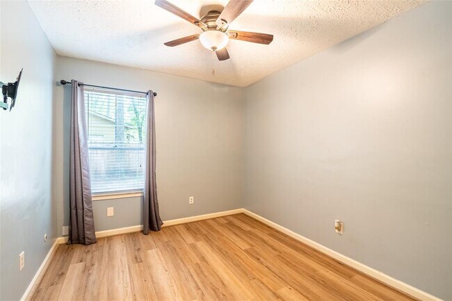 Building Photo - 2717 S Millbend Dr