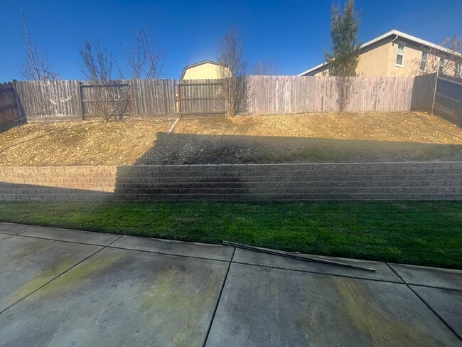 Building Photo - 4 Bedroom 2, Bath, 2900 sqft. w/t Separate 1 Bedroom 1 Bath Guest Quarters for Lease.