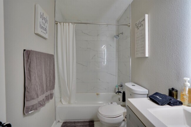 Building Photo - 4010 Oak Terrace Ct