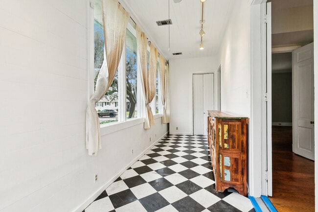 Building Photo - 523 Turquoise St