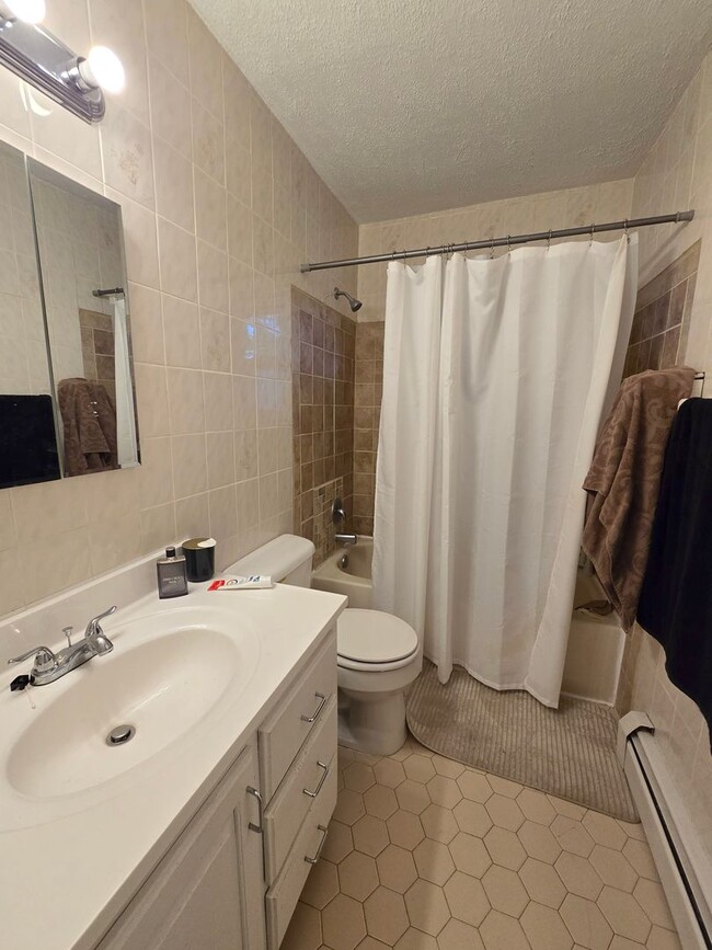 Building Photo - Spacious 2nd fl 1-bedroom/1-bathroom condo...