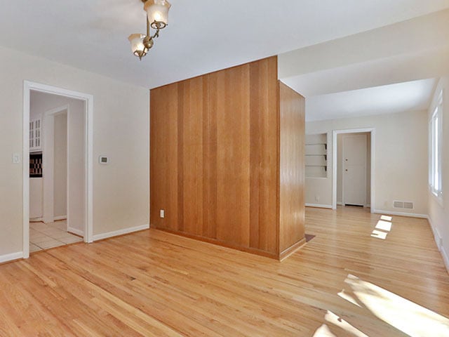 Building Photo - Spacious and Light Lake Oswego Home