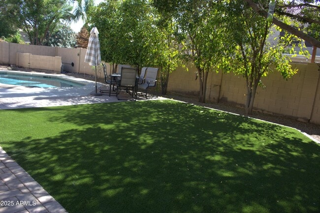 Building Photo - 1433 W Longhorn Dr