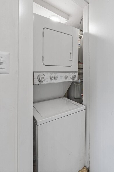 Building Photo - 1136 Crescent Ave NE