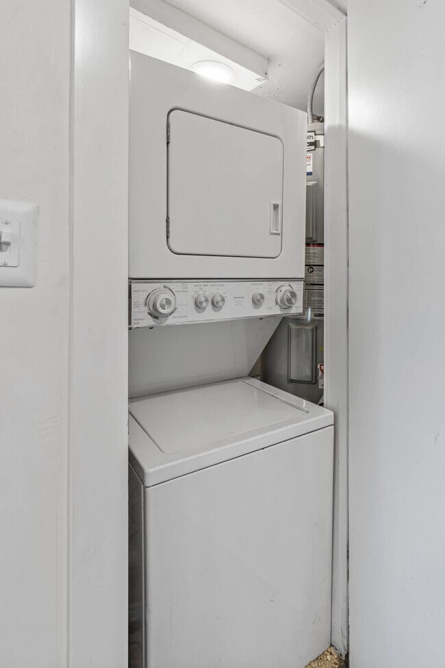 Building Photo - 1136 Crescent Ave NE