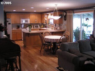 Building Photo - 4 bed, 3 bath in desirable McMinnville Neighborhood