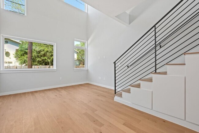 Building Photo - 2002 E 7th St