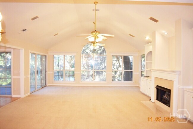 Building Photo - 10 Piper's Pond Ln