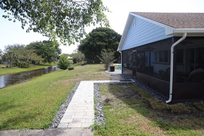 Building Photo - 2341 SE Maslan Ave