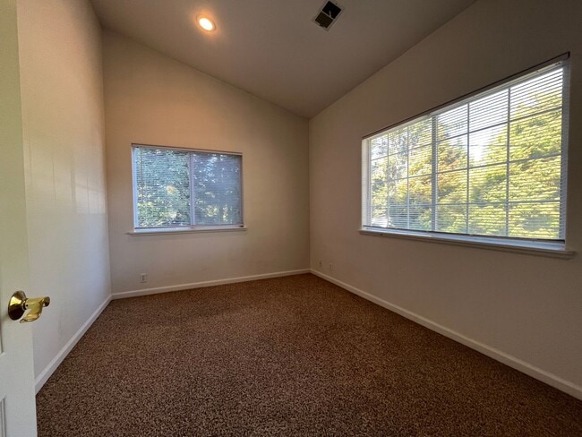 Building Photo - Spacious 3 Bedroom, 2.5 Bathroom w/ Bonus ...
