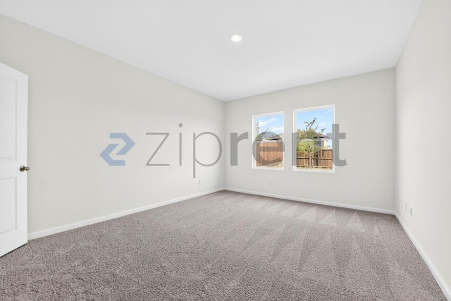 Building Photo - Unit