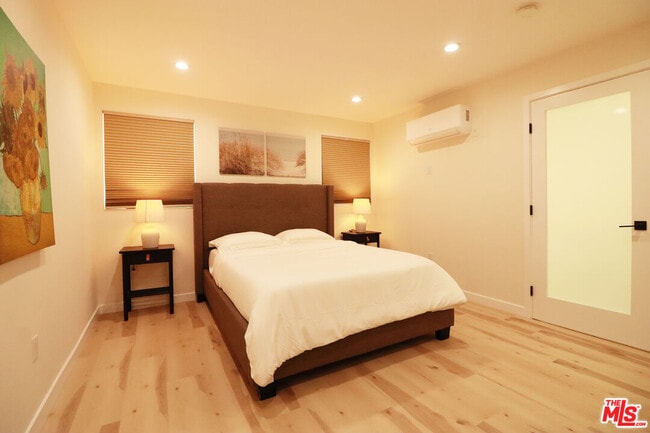 Building Photo - 9024 Phyllis Ave