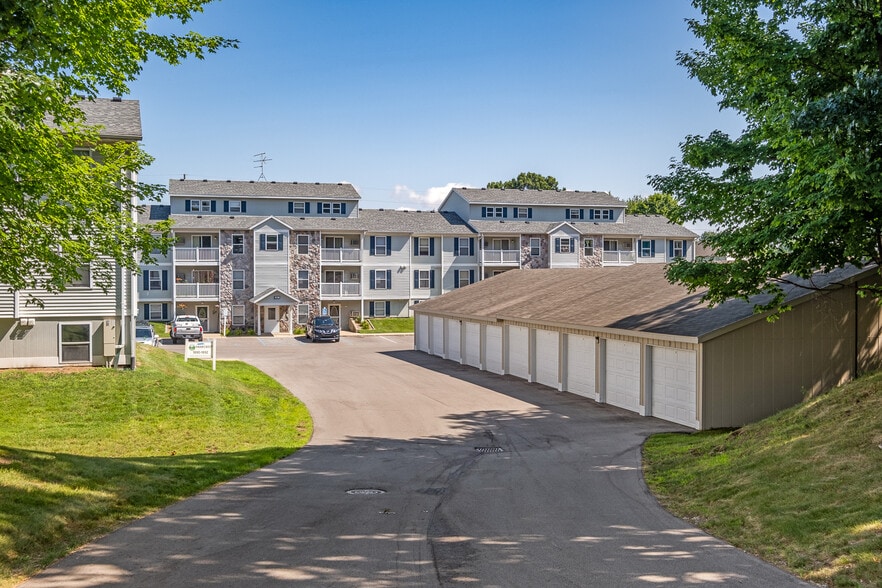 Primary Photo - Parkcrest Apartments