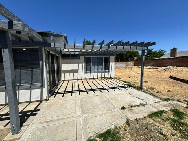Building Photo - Gorgeous Remodeled 3+2 - $2600